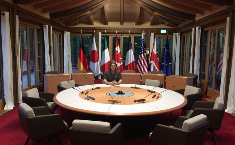 Johannes Haas am fertigen G7 Konferenztisch